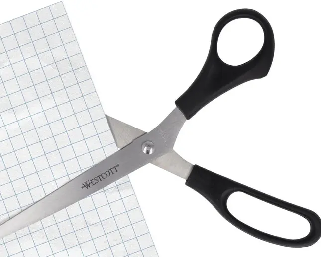 Corte limpio y eficaz con tijeras Westcott para oficina de 25 cm Tijera Westcott cortando papel con precisión profesional