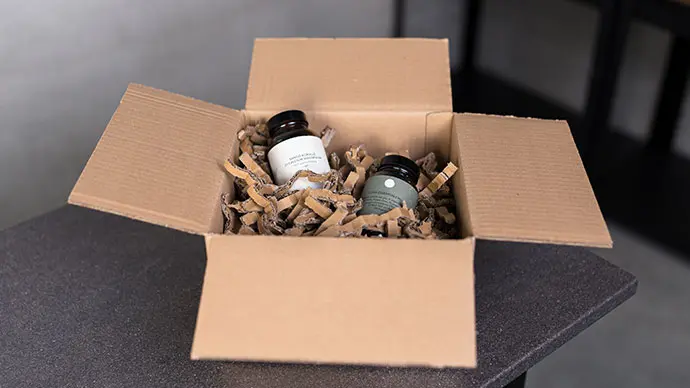 Acolchado ecológico para embalaje sin plástico El material generado por la HSM ProfiPack ecoChip actúa como un acolchado ecológico, ideal para proteger productos frágiles o delicados durante el transporte. Este relleno sostenible fabricado a partir de cartón reciclado se adapta al contenido del paquete, reduciendo los movimientos internos y amortiguando impactos sin necesidad de usar plásticos ni espumas sintéticas. Una solución eficiente y responsable para empresas comprometidas con el medio ambiente.
