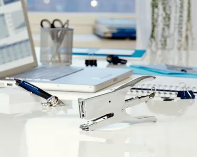 Grapadora Rapid K1 sobre mesa de trabajo profesional Grapadora de tenaza Rapid K1 en escritorio de oficina