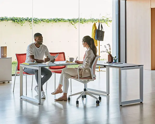 Mesa Vital Plus ST con configuraciones personalizadas bajo pedido Mesa Vital Plus ST con estructura cerrada para oficinas modernas