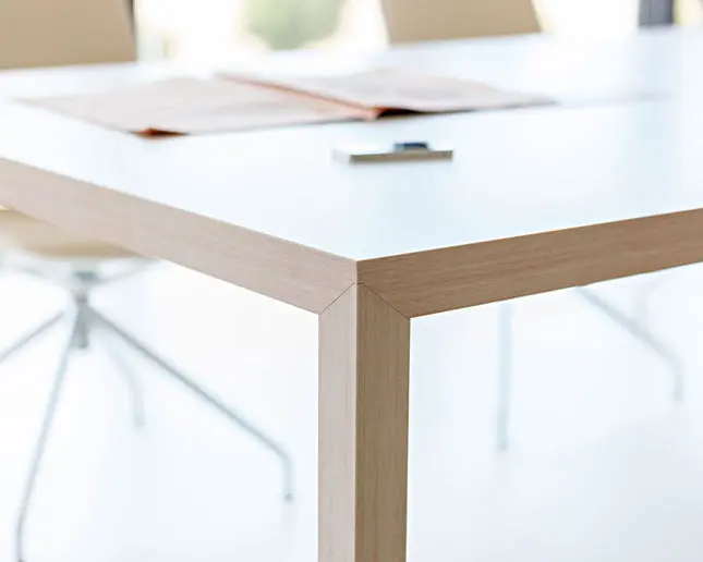 Mesa Prisma estilo escandinavo de diseño minimalista Mesa Prisma con diseño nórdico minimalista para oficina moderna