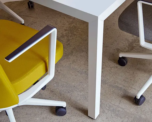 Estructura metálica con acabado madera en mesa Prisma de diseño Mesa Prisma con estructura metálica efecto madera blanca para oficinas modernas