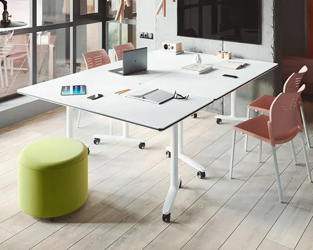 Mesa abatible Talent 300 Express Actiu en oficina colaborativa con diseño flexible Mesa abatible Talent 300 Actiu combinada en configuración cuadrada para trabajo en equipo