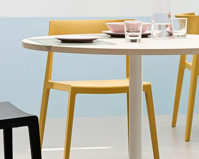 Mesa auxiliar redonda Tabula TAR 10 Actiu para cafeterías y hostelería Mesa Tabula TAR 10 blanca con sillas en cafetería contemporánea