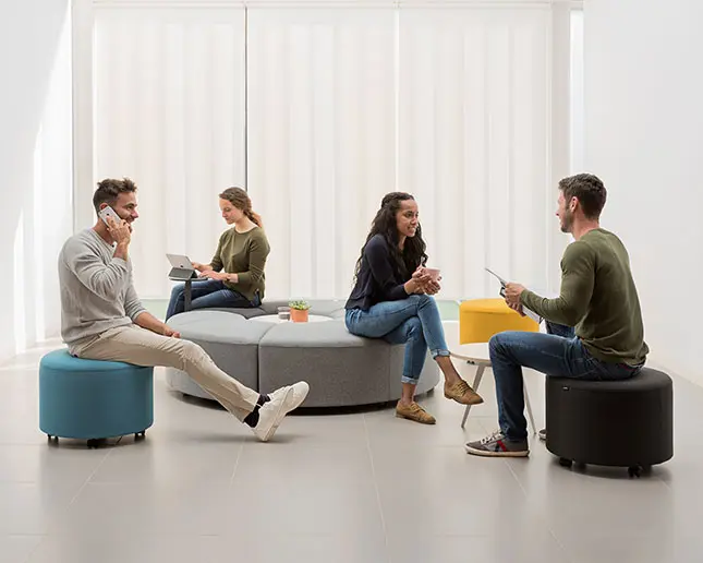 Sofá modular Bend Actiu circular para zonas de coworking Módulos redondos Bend Actiu en configuración circular colaborativa