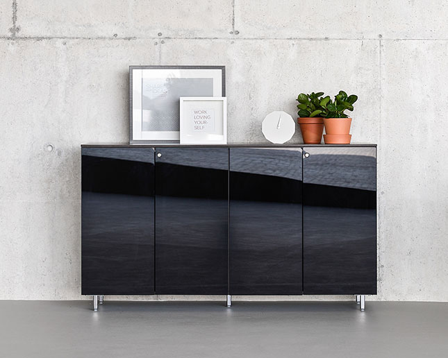 Armario Longo negro brillante con puertas abatibles y diseño premium Armario Longo negro brillo de diseño arquitectónico exclusivo para oficinas modernas