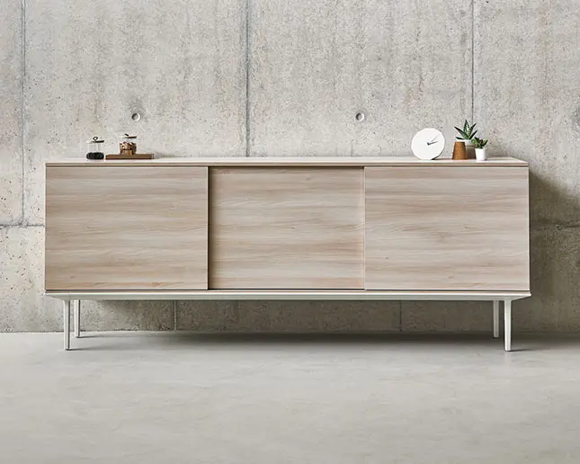 Aparador Longo moderno en madera clara para despachos contemporáneos Aparador Longo en acabado madera clara para oficinas de dirección elegantes
