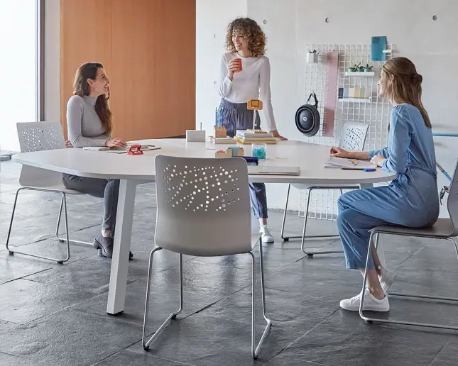 Mesa de oficina Vital Plus 300 Actiu para espacios de trabajo colaborativos Mesa Vital Plus 300 de Actiu en entorno colaborativo moderno