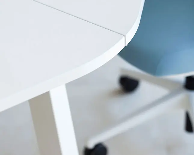 En su versión blanca o negra, el escritorio se convierte en un lienzo minimalista donde la luz, las ideas y la concentración encuentran equilibrio Mesa Vital Plus 300 Gen blanca