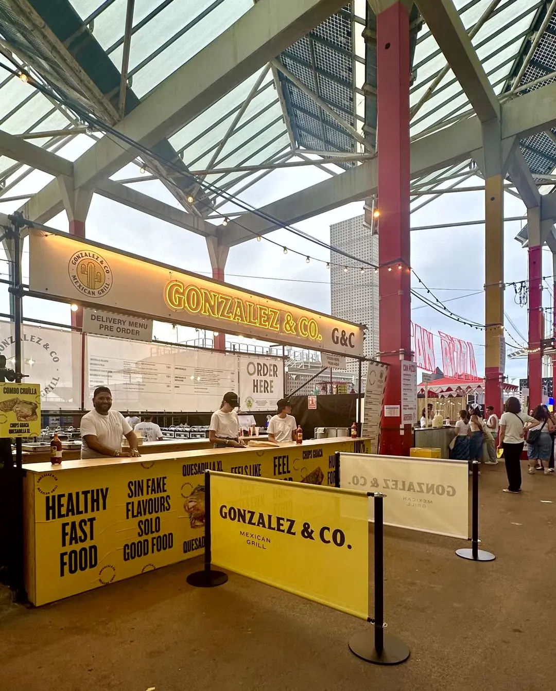 Postes con lona amarilla personalizada con logo para puesto de tacos Postes con lona amarilla personalizada con logo para puesto de tacos