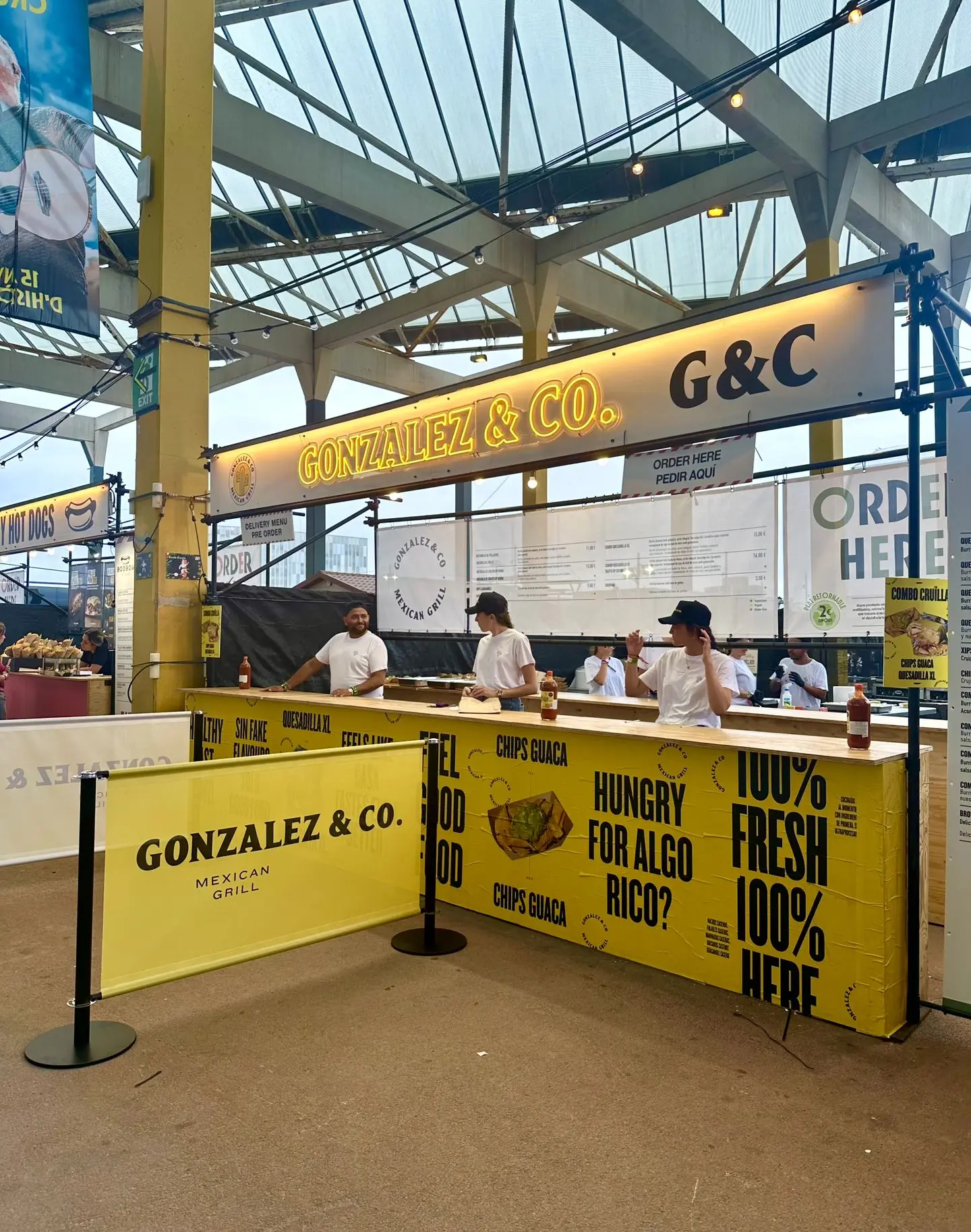 Postes con lona amarilla personalizada con logo para puesto de tacos Postes con lona amarilla personalizada con logo para puesto de tacos