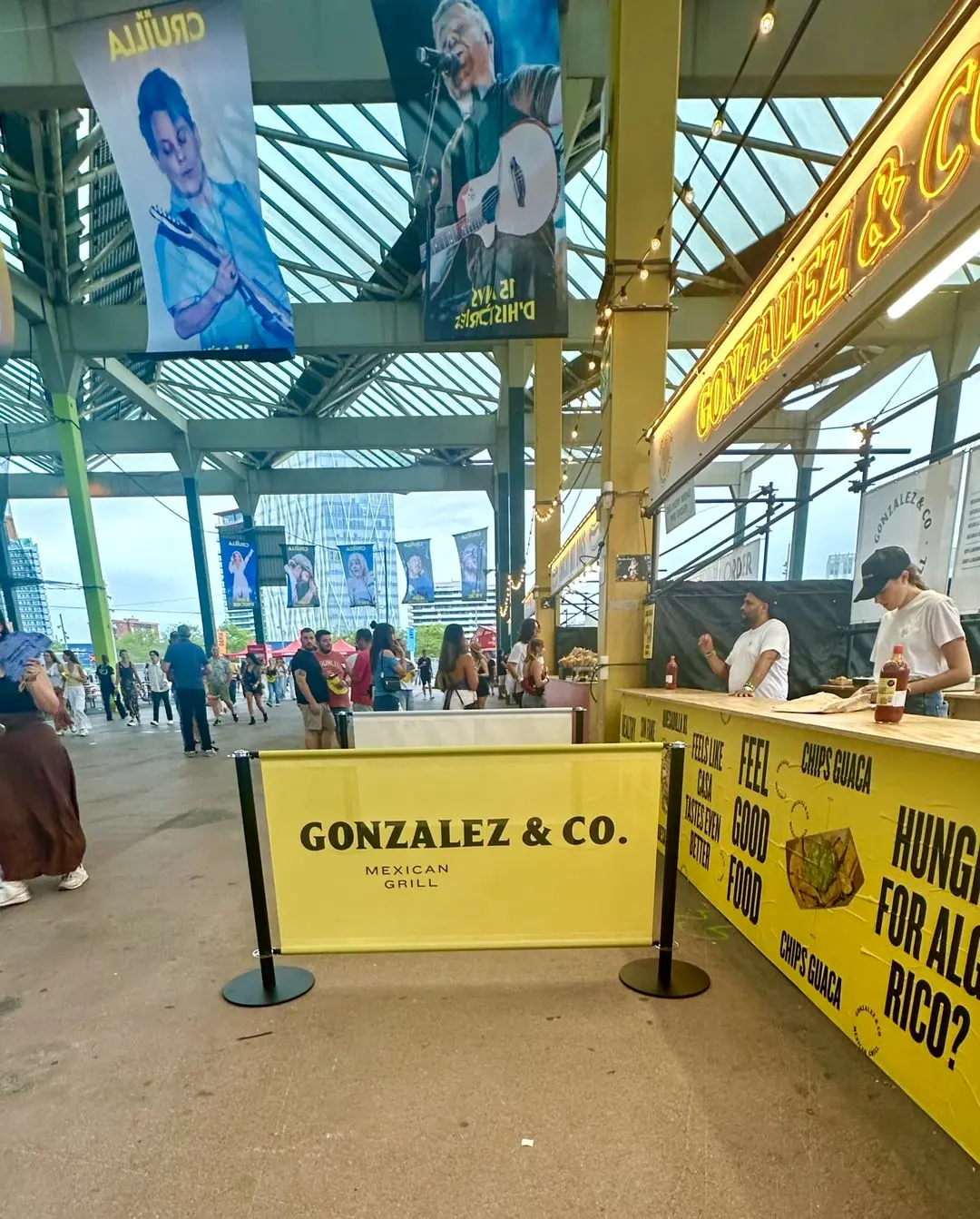 Postes con lona amarilla personalizada con logo para puesto de tacos Postes con lona amarilla personalizada con logo para puesto de tacos