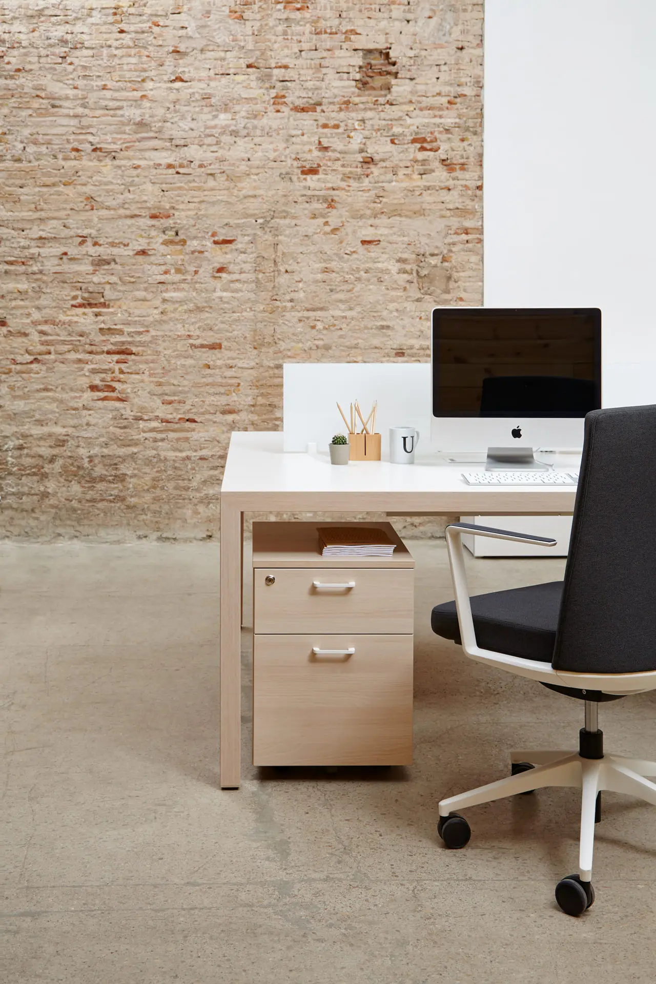 Mesa Prisma y cajonera de archivo en acabado acacia Mesa Prisma y cajonera de archivo en acabado acacia