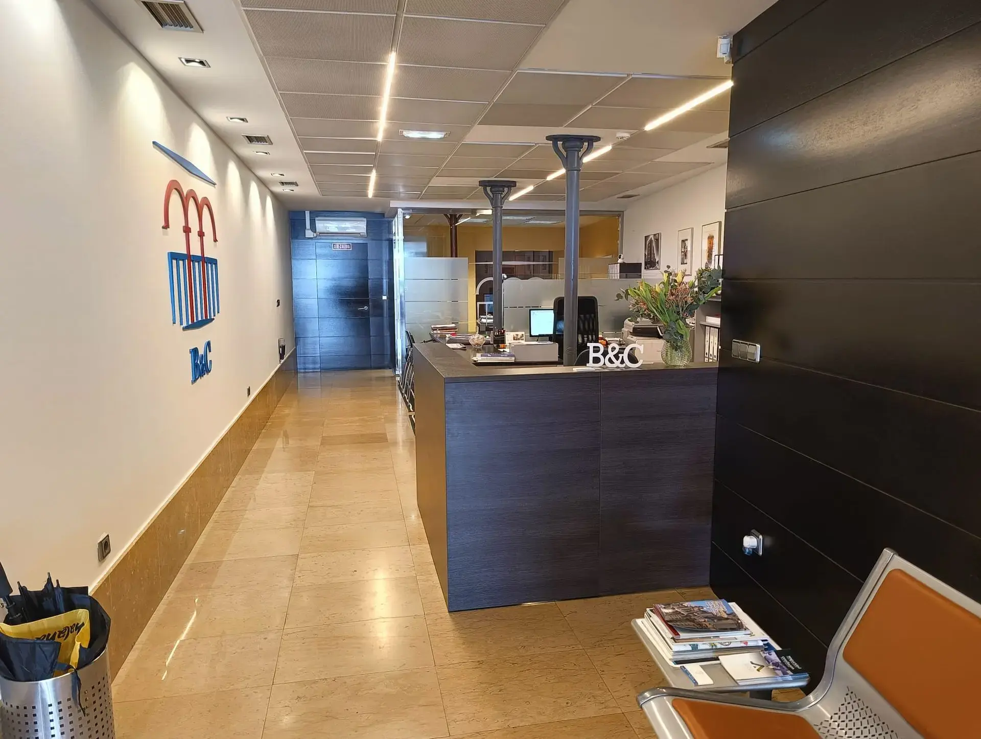 Mostrador Ofimat en B&C visto al entrar en recepción Mostrador Ofimat en B&C visto al entrar en recepción