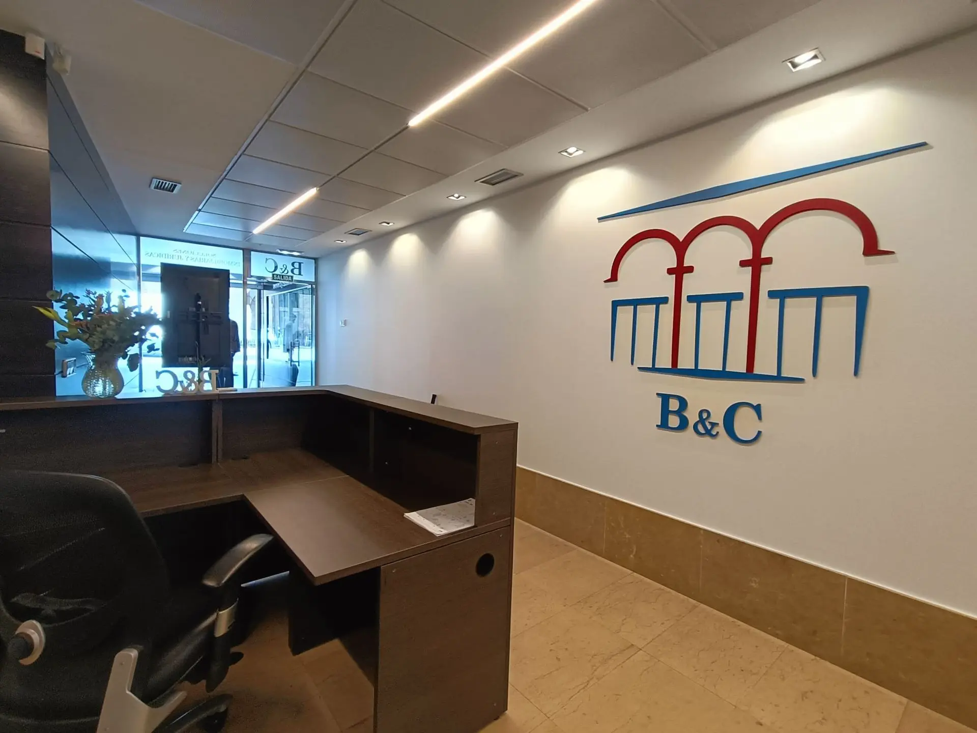 Mostrador Ofimat en B&C visto desde el recepcionista Mostrador Ofimat en B&C visto desde el recepcionista