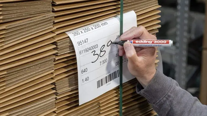 Gracias a su punta redonda de fibra, el Edding 3000 permite un trazo uniforme y bien definido de entre 1,5 y 3 mm. Es perfecto para escribir sobre etiquetas, cajas, paquetes o superficies rugosas, garantizando una lectura clara incluso a distancia. Versátil y preciso para todo tipo de aplicaciones profesionales.