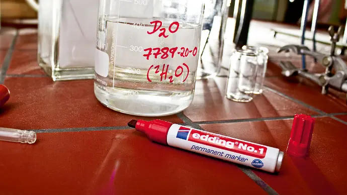 La tinta permanente del rotulador Edding Nº 1 es indeleble, rápida de secar y resistente al agua. Por eso es ideal para marcaje en vidrio, plástico y material de laboratorio, garantizando visibilidad clara y duradera.