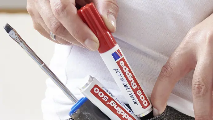 El Edding 500 es una herramienta indispensable en talleres y cajas de herramientas. Su tinta de secado rápido y cuerpo robusto lo convierten en el marcador ideal para profesionales que necesitan marcar materiales como madera, metal, plástico o cartón de forma eficaz y duradera.