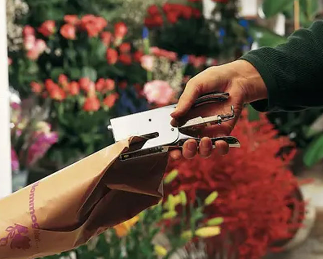 Grapadora Rapid K1 utilizada en floristería para empaquetado
