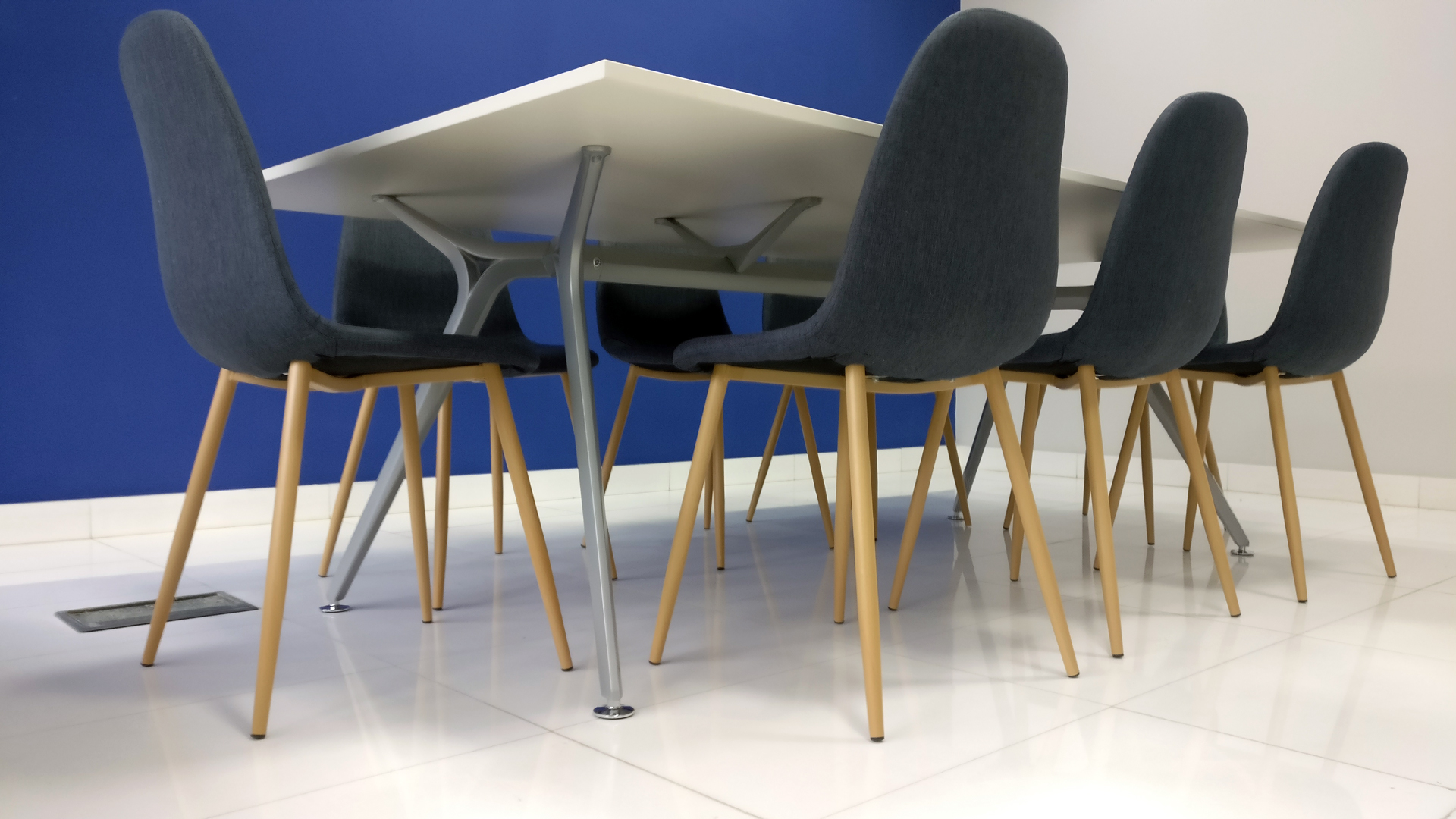 Mesa Arkitek instalada por Asturalba en sala de reuniones de Tiekom en Oviedo