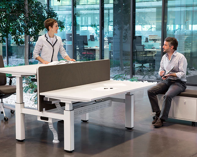 El tablero se desplaza horizontalmente para acceder a la electrificación oculta Dos trabajadores en mesa Mobility doble a diferentes alturas