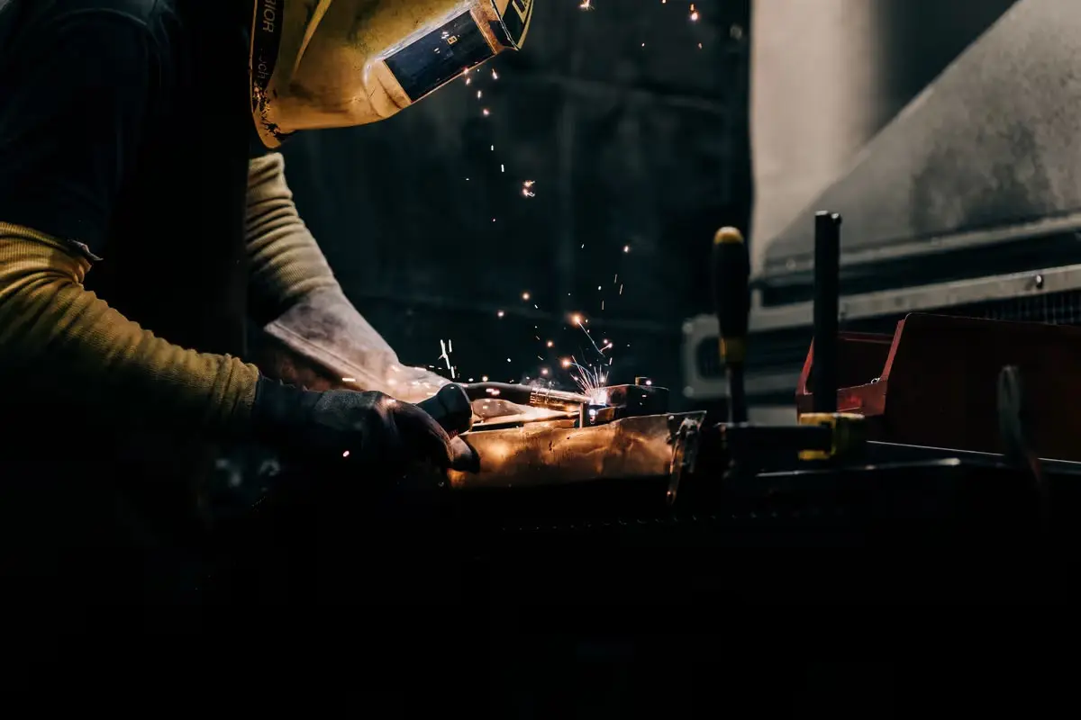 Soldador en fábrica de Bisley