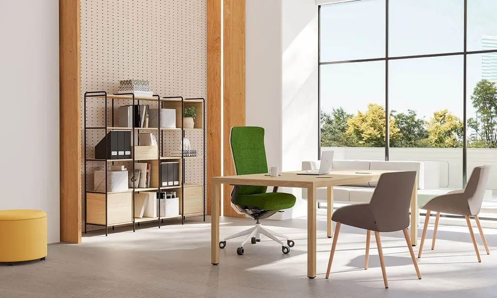 Oficina amueblada con armario Tubbe, mesa Prisma, sofá Soft, asiento Noom y silla TNK Flex