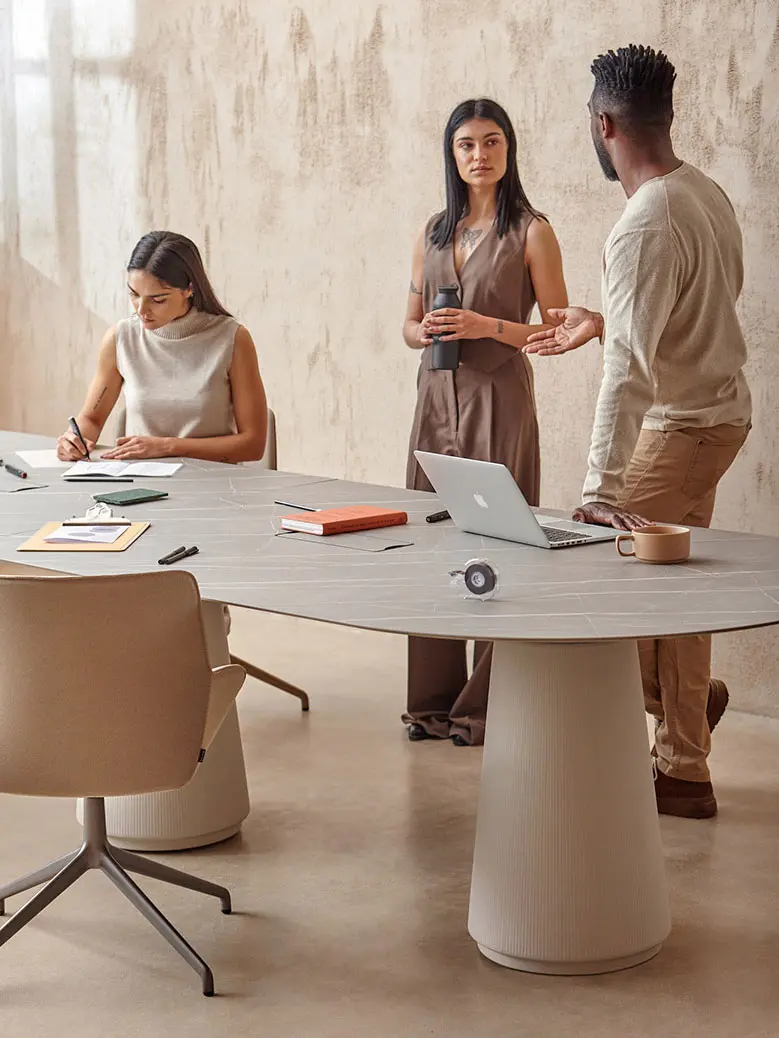 Grupo de trabajadores en mesa de diseño