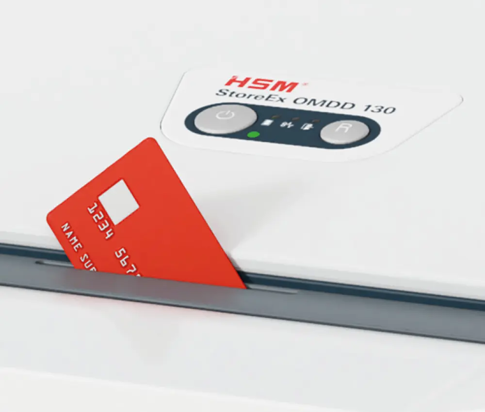 Destructora OMDD 130 destruyendo tarjetas de plástico Tarjeta introducida en la ranura de destrucción de la destructora HSM OMDD 130