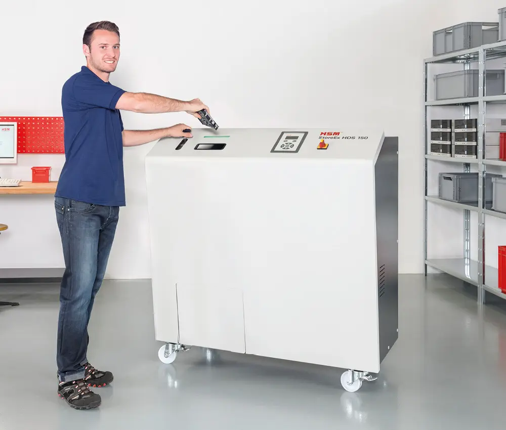 Uso profesional de la HSM HDS 150 en entornos corporativos Operario usando la destructora de discos duros HSM HDS 150