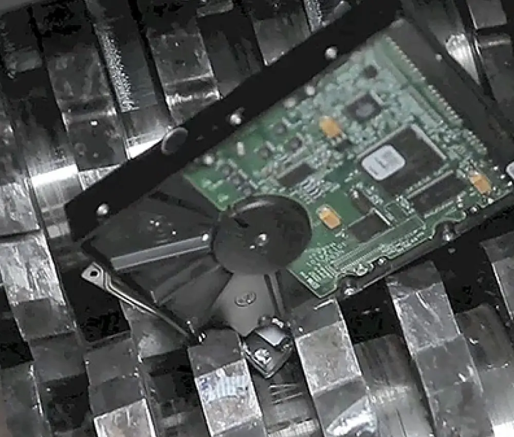 Corte industrial de discos duros HSM HDS 150 Cuchillas destruyendo un disco duro en la HSM HDS 150