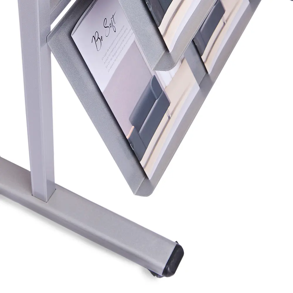 Expositor con ruedas integradas que facilitan el desplazamiento y permiten fijarlo con seguridad gracias al sistema de freno, ideal para espacios profesionales dinámicos