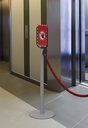 Cordón sujeto a poste con portacarteles