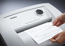 Destrucción de documentos con la destructora Dahle CleanTec 206 41304-04736 con corte en tiras de 3,9 mm.
