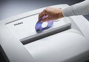 Destrucción de CD y DVD con la destructora Dahle CleanTec 206 41304-04736 con corte en tiras de 3,9 mm.