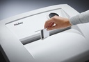 Destrucción de tarjetas con la destructora Dahle CleanTec 206 41304-04736 con corte en tiras de 3,9 mm.