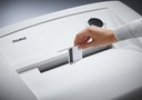 Destrucción de tarjetas de crédito con la destructora Dahle 214 40504-04306 con corte en tiras de 3,9 mm.