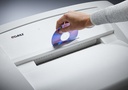 Destrucción de CD y DVD con la destructora Dahle CleanTec 214 41504-04776  con corte en tiras de 3,9 mm.