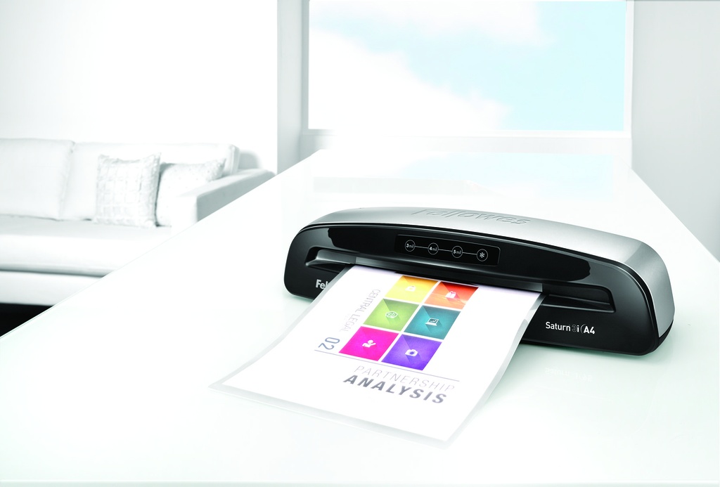 Cartel plastificado con la plastificadora Fellowes Saturn A4