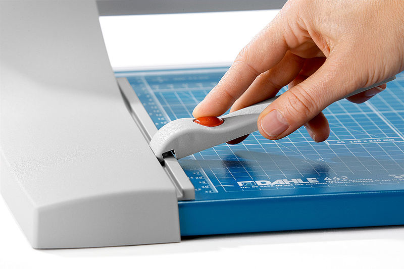 Tope posterior regulable para seleccionar formato y cortar a 90º