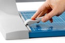Tope posterior regulable para seleccionar formato y cortar a 90º