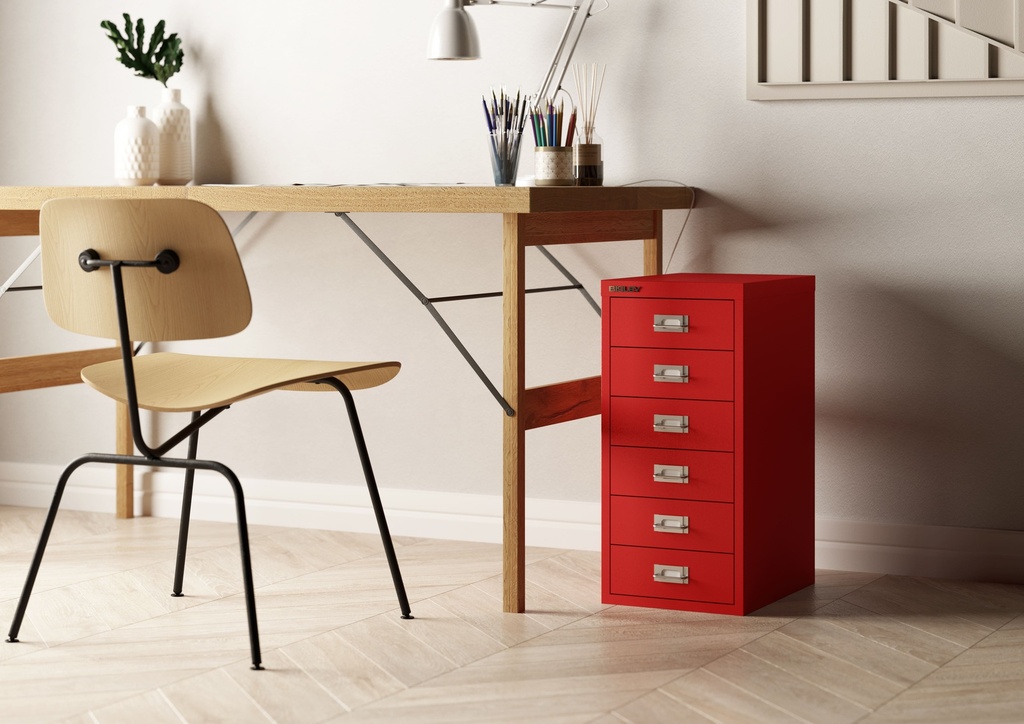 Cajonera roja con seis cajones al lado de mesa y silla de madera en oficina doméstica