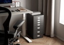 Cajonera negra con ocho cajones junto a mesa y silla en Home Office de dormitorio