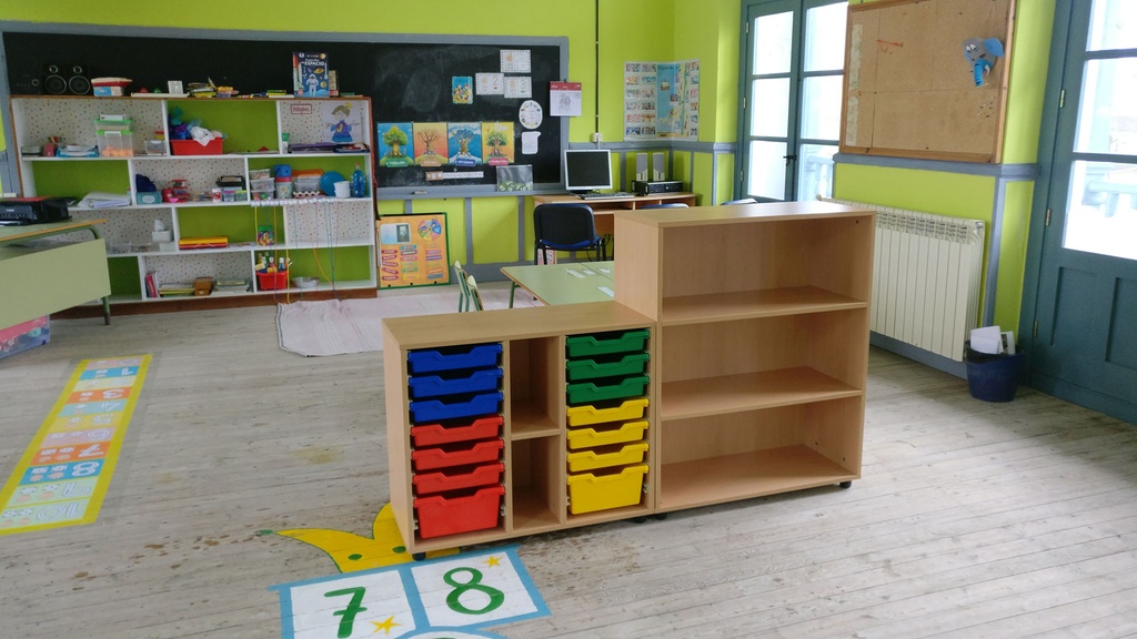 Gavetero y estantería instalados por Asturalba en el Colegio Rural Agrupado de Peñaullán, en el concejo asturiano de Pravia