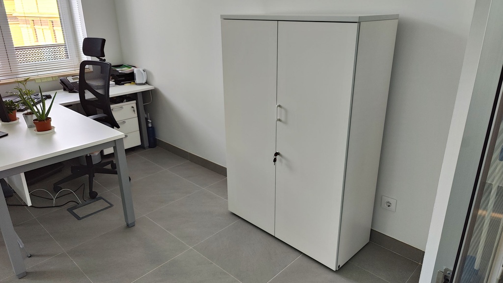 Armario modular alto Actiu para oficina con puertas batientes instalado por Asturalba en el COE Sepea de Langreo