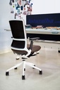 Silla de diseño TNK 500 con estructura de aluminio blanco