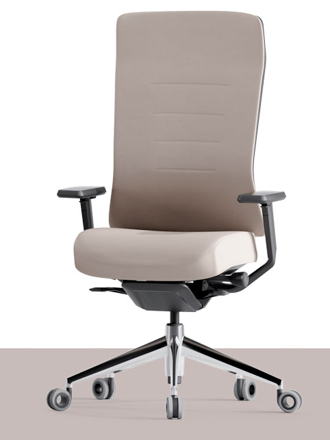 Silla TNK 20 con respaldo alto y cabezal tapizada en beige