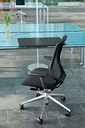 Silla TNK 30 con respaldo de malla ergonómica y asiento tapizado en negro