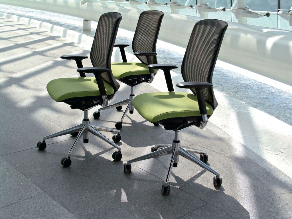 Silla TNK 30 con respaldo de malla ergonómica y asiento tapizado en verde