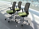 Silla TNK 30 con respaldo de malla ergonómica y asiento tapizado en verde